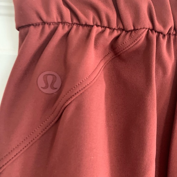 Lululemon garnet on the Fly pants - Picture 4 of 4